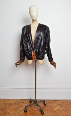 Veste « Power Top » des années 1980, à épaulettes, en cuir d'agneau noir ultra-souple - Veste