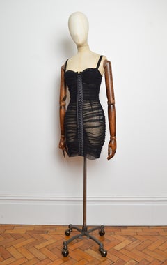 Mini-robe Dolce & Gabbana 2023, lingerie noire, en maille transparente froncée et ornée de rivets