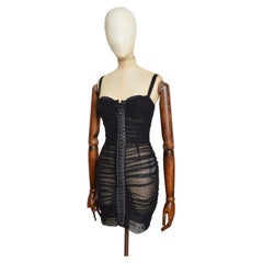 Mini-robe Dolce & Gabbana 2023, lingerie noire, en maille transparente froncée et ornée de rivets