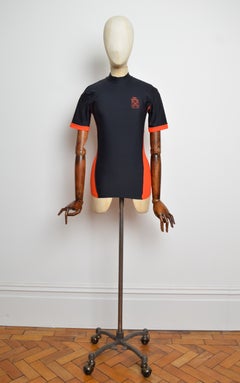 Maillot de football en jersey rouge et noir de la collection « Sportswear » printemps-été 1991 de John Galliano