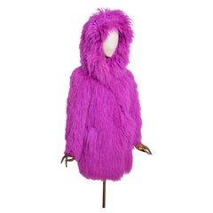 Otoño/Invierno 2012: VERSUS Versace. Abrigo de piel de cordero mongol en rosa magenta de la pasarela