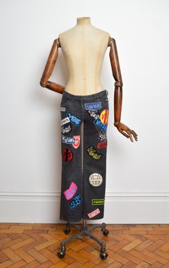 VERSUS Versace „Loud Y2K“ Patch-Slogan-Jeans mit tiefem Bund aus den 2000er Jahren, grau
