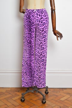 Moschino-Jeans aus violettem Samt mit Kunstfell und Leopardenmuster aus den 2000er Jahren