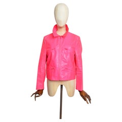 Vintage-Jacke von VERSACE aus den 1990er Jahren, neonrosa, gewachst, im Mod- und Space-Age-Stil, kurz geschnitten