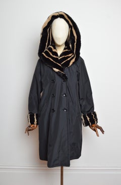 Manteau d'hiver à capuche en fourrure rayée noir Emporio Armani, collection automne-hiver 2004 - Veste