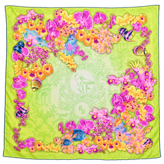 Foulard en soie rose et vert citron « Tropical Hibiscus & Parrot » de Donatella Versace, des années 2000