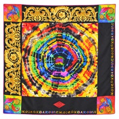 Sciarpa in seta “Foulard” degli anni ’90 di ATELIER VERSACE con stampa barocca, rococò e tie-dye arcobaleno