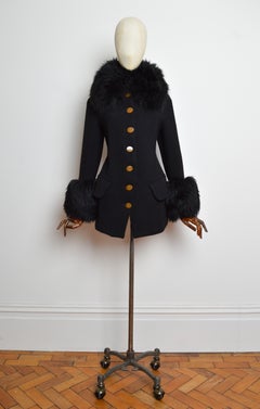 Otoño/Invierno 1998 VIVIENNE WESTWOOD: abrigo negro de lana con cuello y puños de piel de cordero estilo «poodle»