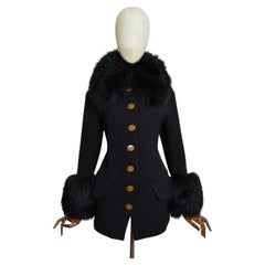 Otoño/Invierno 1998 VIVIENNE WESTWOOD: abrigo negro de lana con cuello y puños de piel de cordero estilo «poodle»