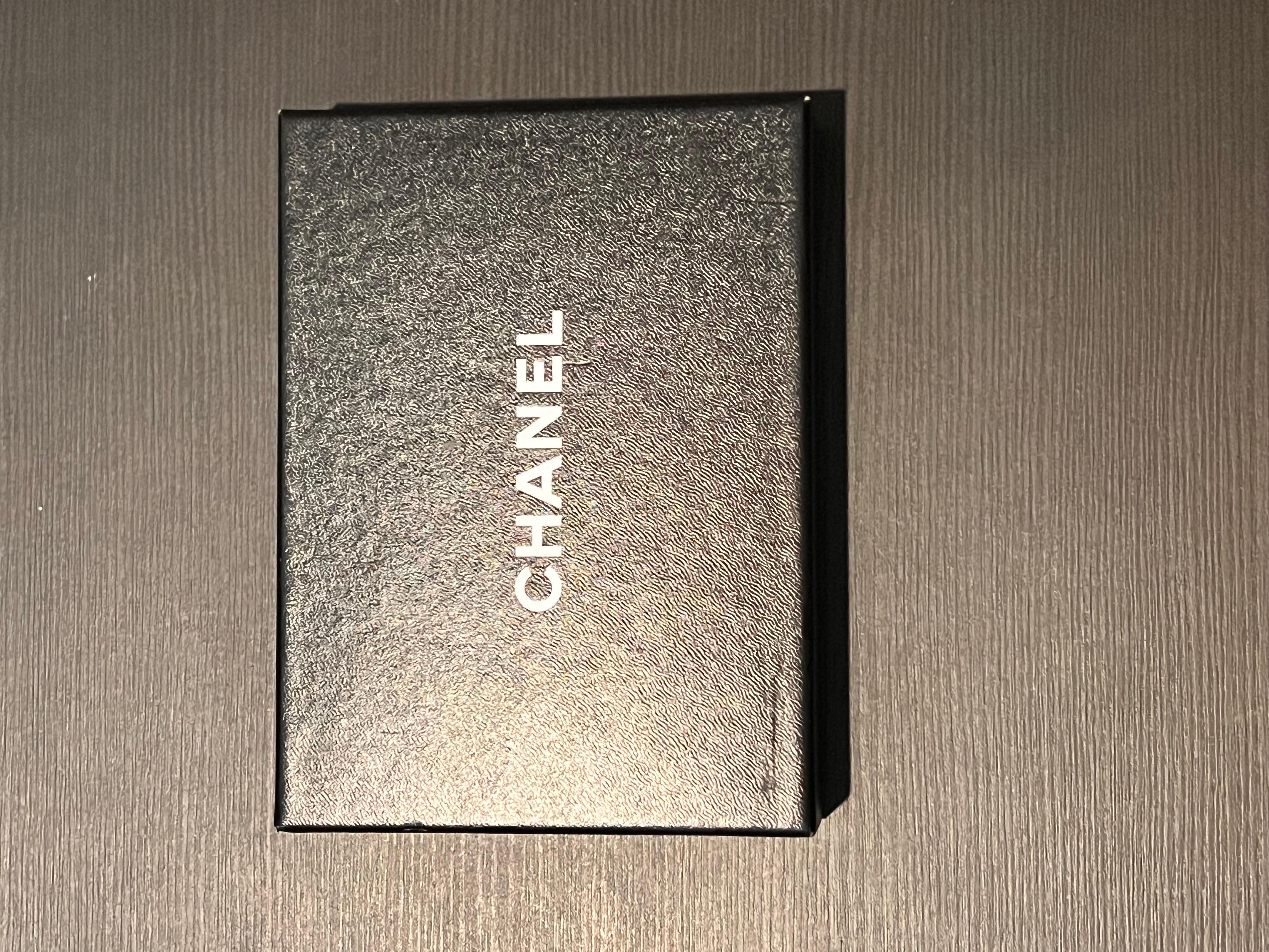CHANEL CC Halbmond-Charm-Armband aus Kunstperlen 2015 4
