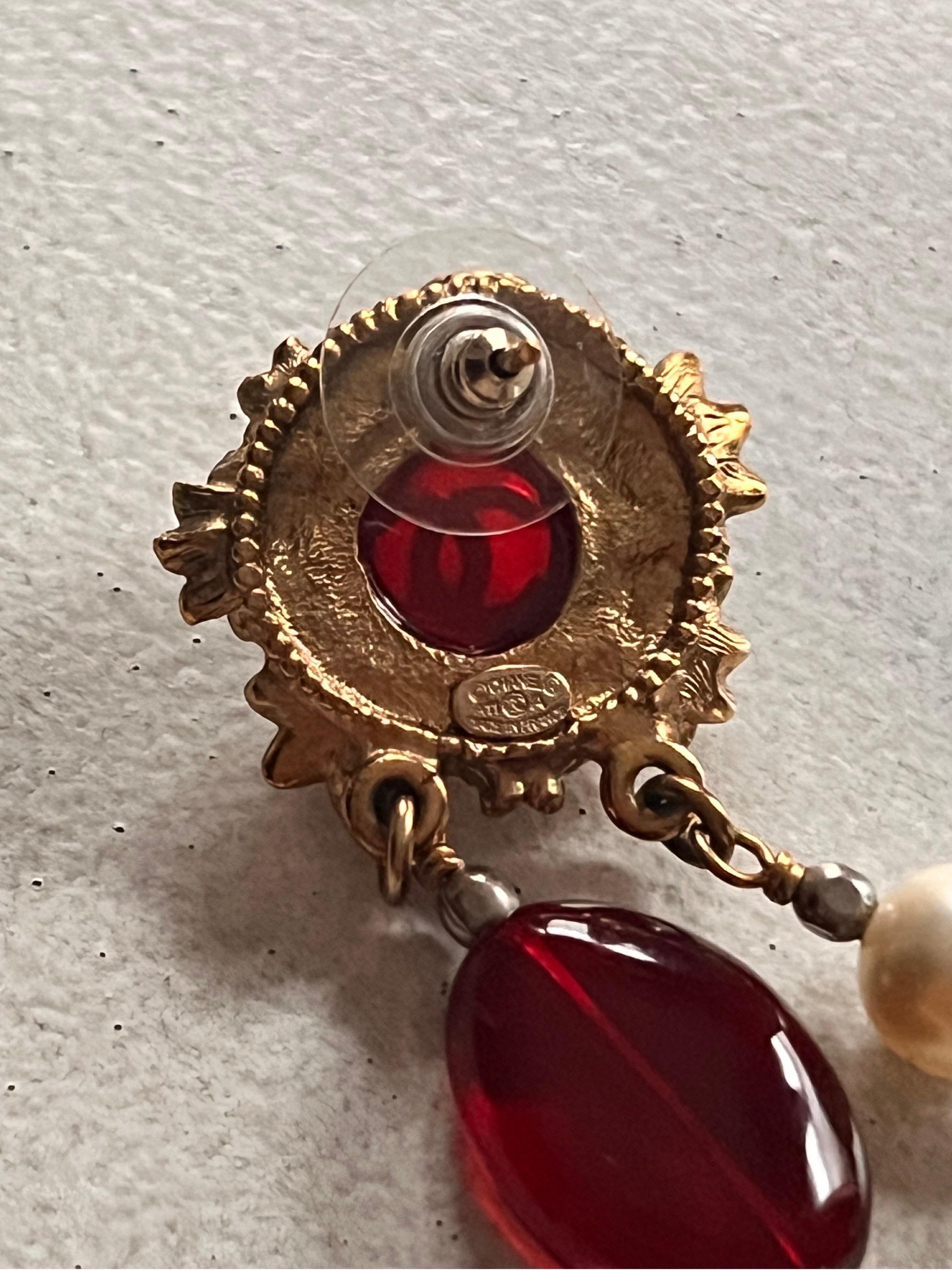 Chanel Byzantinische Kollektion Lange tropfenförmige mehrfarbige Perlen-Ohrringe mit CC-Logo 6