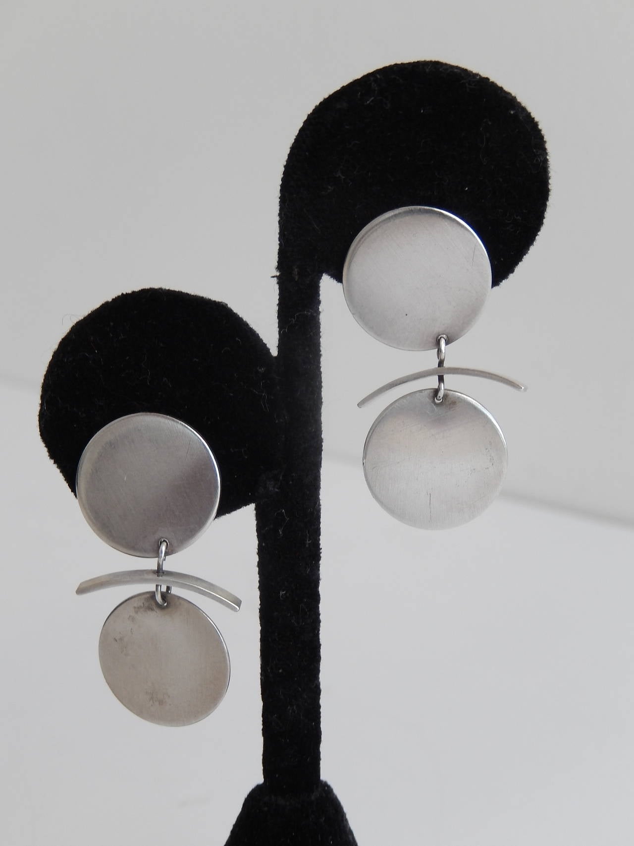 As Toni Greenbaum states in her excellent reference book on American studio jewelry, Messengers of Modernism, 