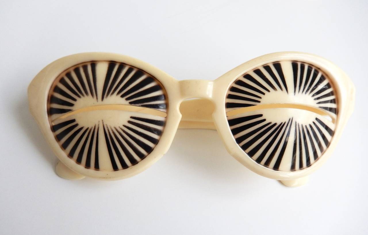 Beige Iconic 1960s Mod/Op Art Sunglasses/Italy