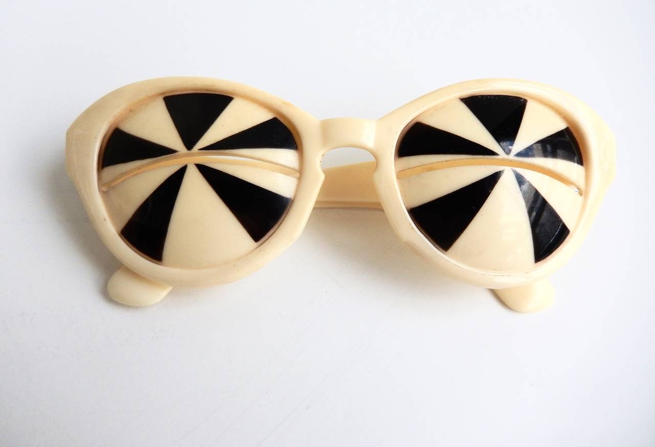 Iconic 1960s Mod/Op Art Sunglasses/Italy In Good Condition In Winnetka, IL
