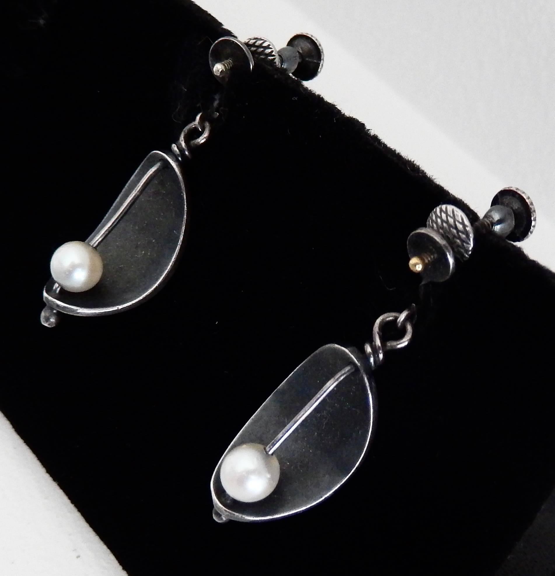 Ed Wiener Mid-century Modern Pearl and Sterling Silver Earrings In Good Condition For Sale In Winnetka, IL
