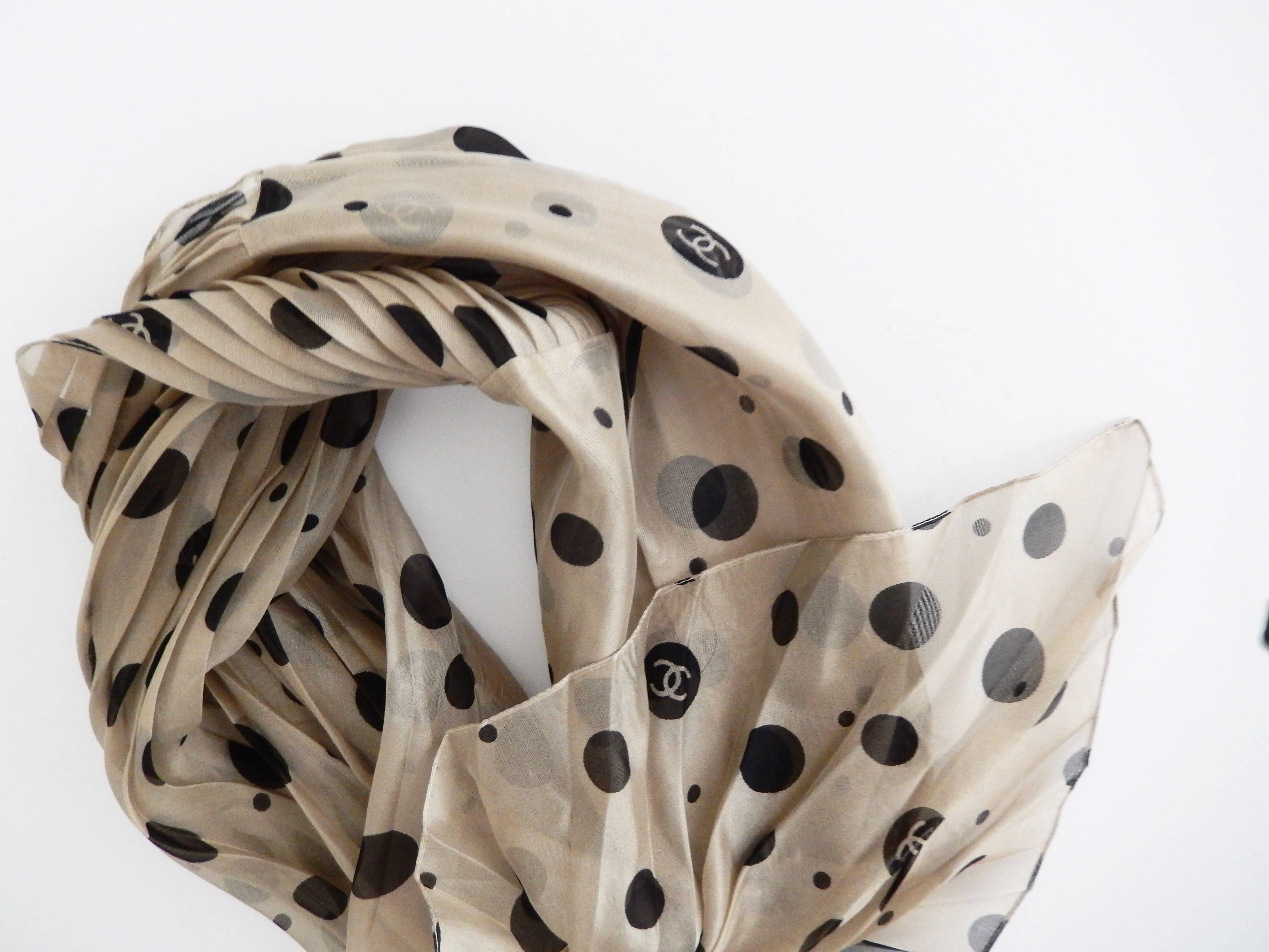 Mid-Century Chanel Polka Dot Pleated Silk Scarf  In Good Condition For Sale In Winnetka, IL