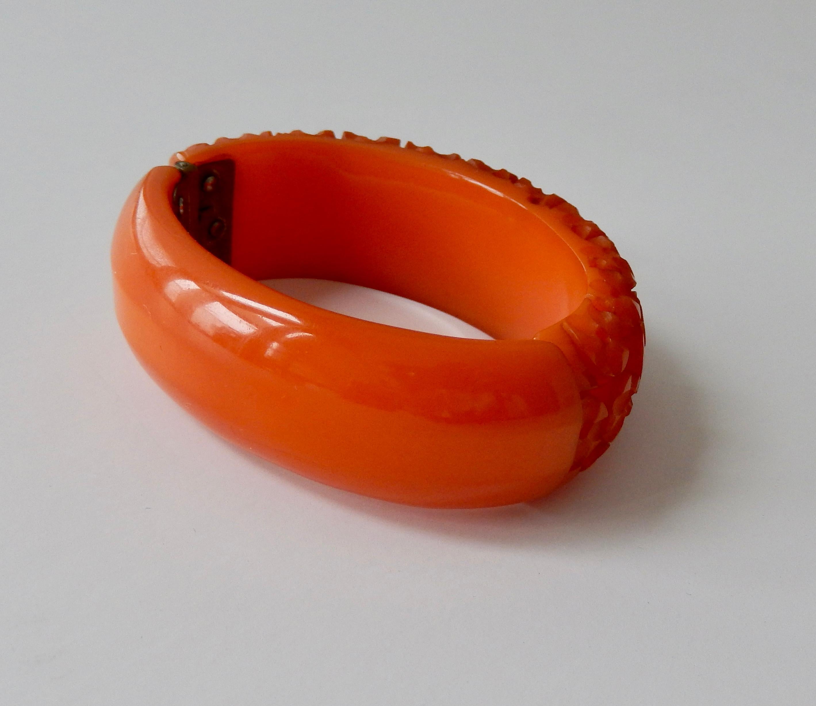 Art Deco Carved Bakelite Clamper Bracelet In Good Condition For Sale In Winnetka, IL