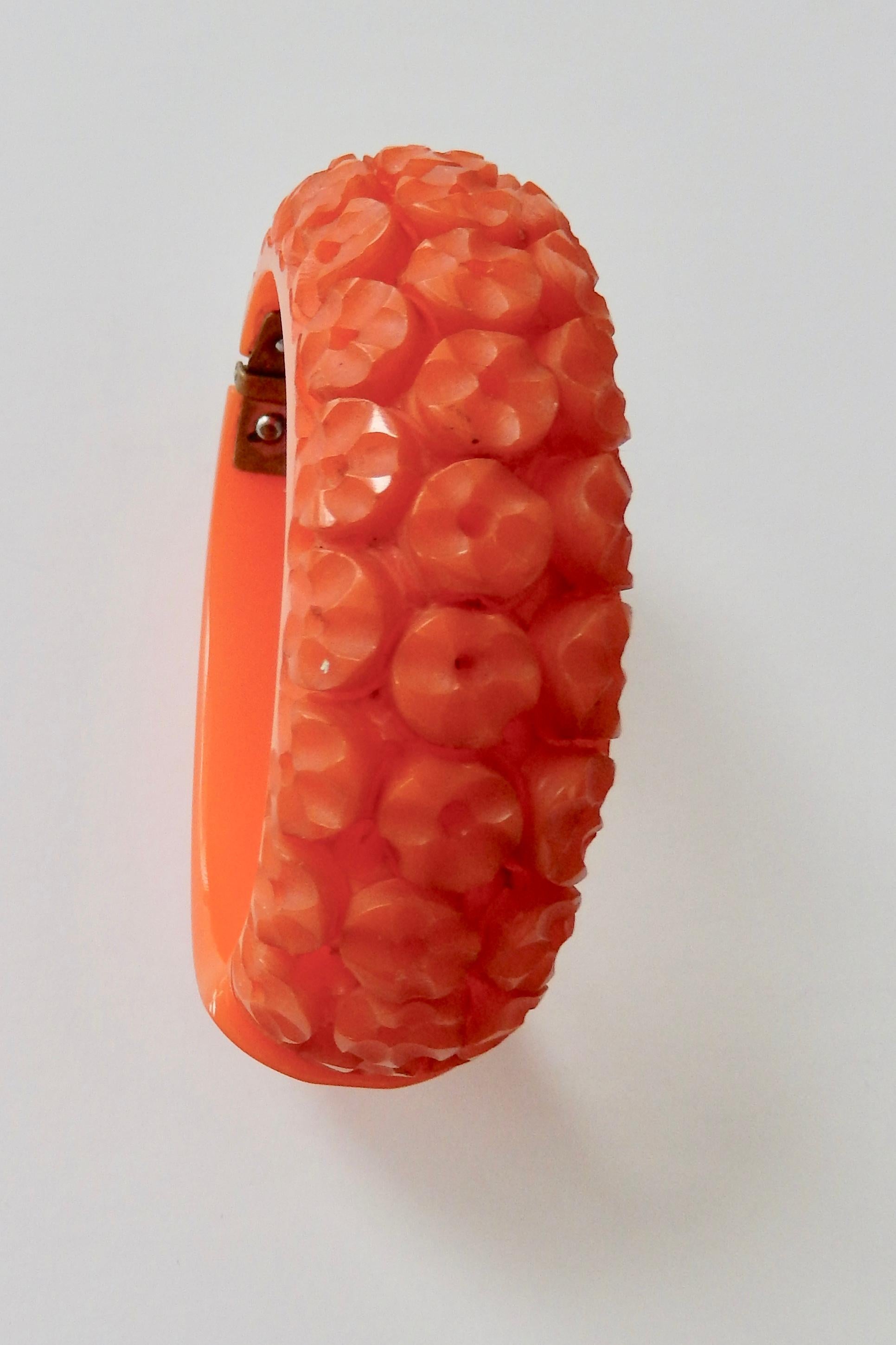 Art Deco Carved Bakelite Clamper Bracelet For Sale 1