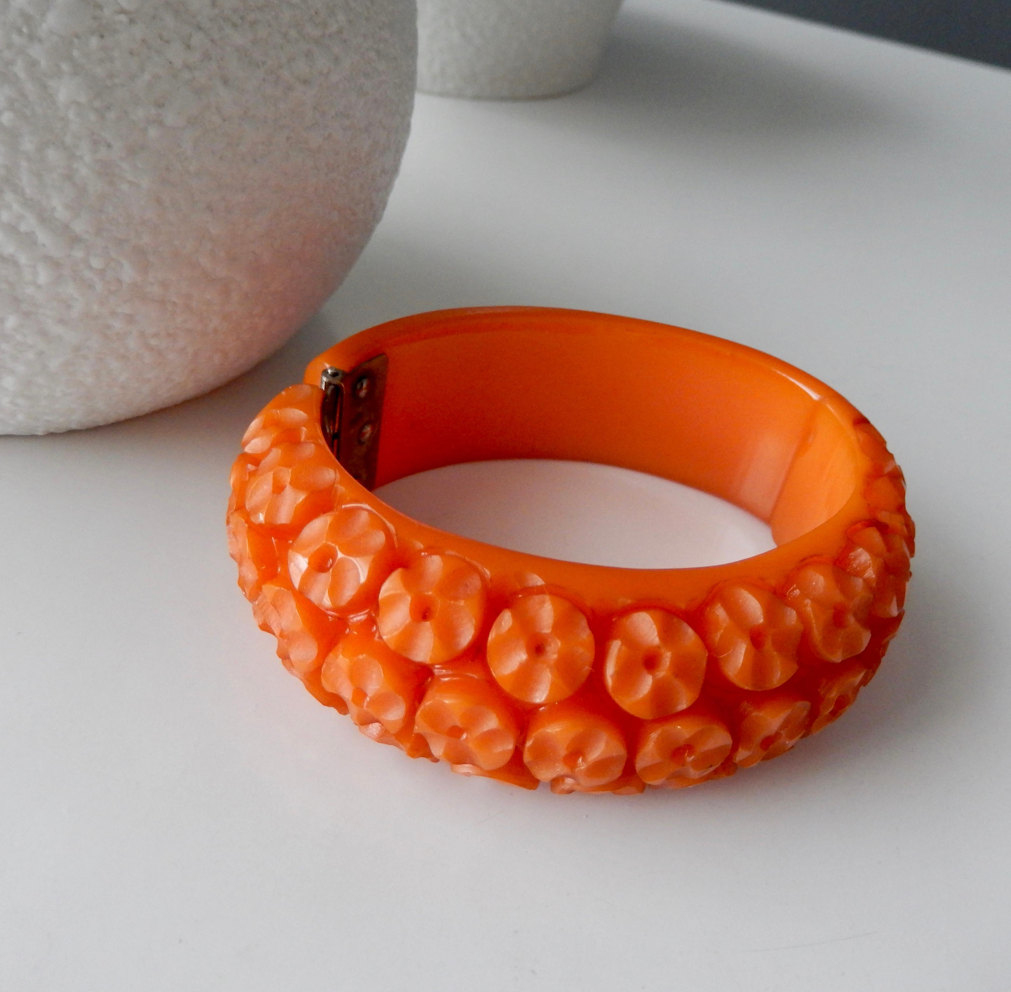 Art Deco Carved Bakelite Clamper Bracelet For Sale 2