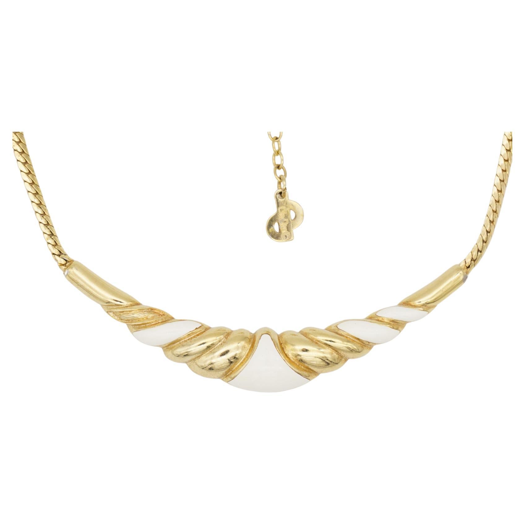 Christian Dior Vintage anni '70 Collana lunga con ciondolo a mezzaluna bianca e triangolo in vendita