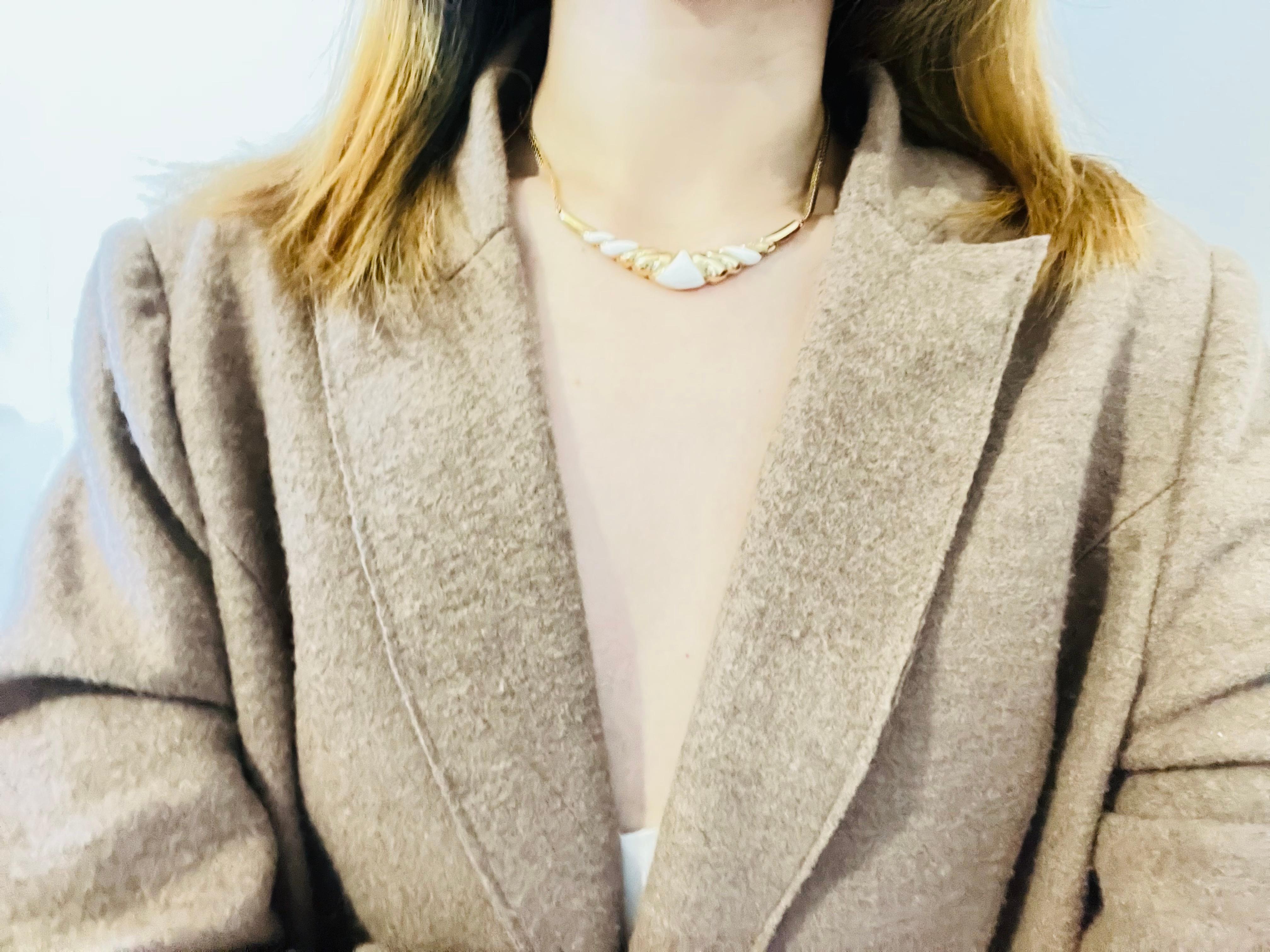 Christian Dior Vintage anni '70 Collana lunga con ciondolo a mezzaluna bianca e triangolo in vendita 1