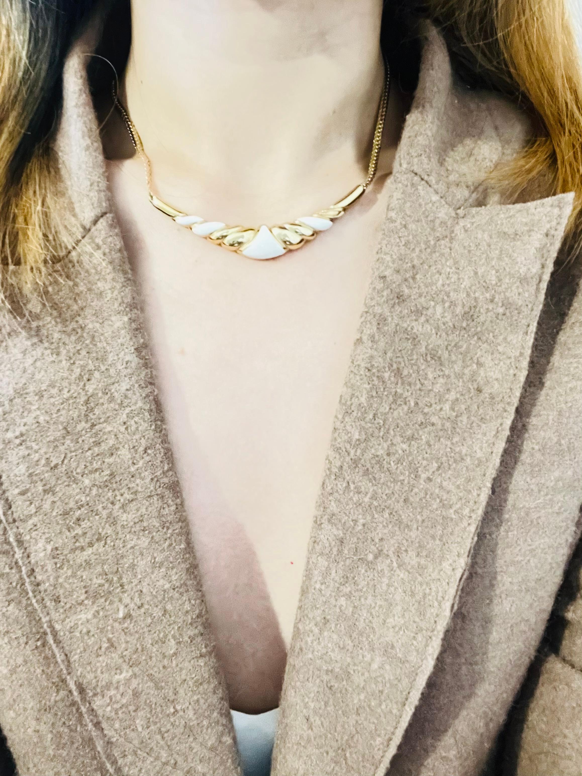 Christian Dior Vintage anni '70 Collana lunga con ciondolo a mezzaluna bianca e triangolo in vendita 2