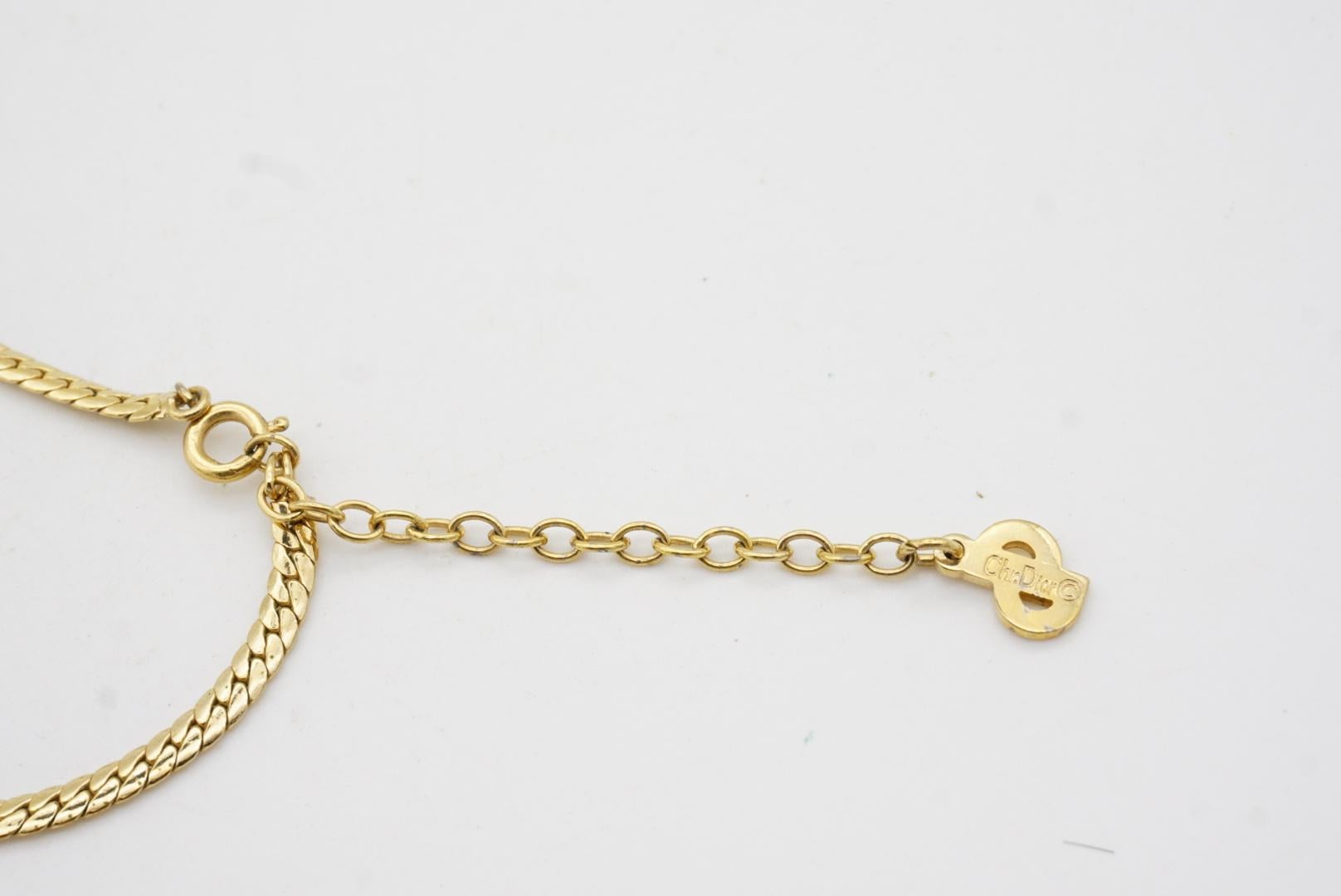 Christian Dior Vintage anni '70 Collana lunga con ciondolo a mezzaluna bianca e triangolo in vendita 7