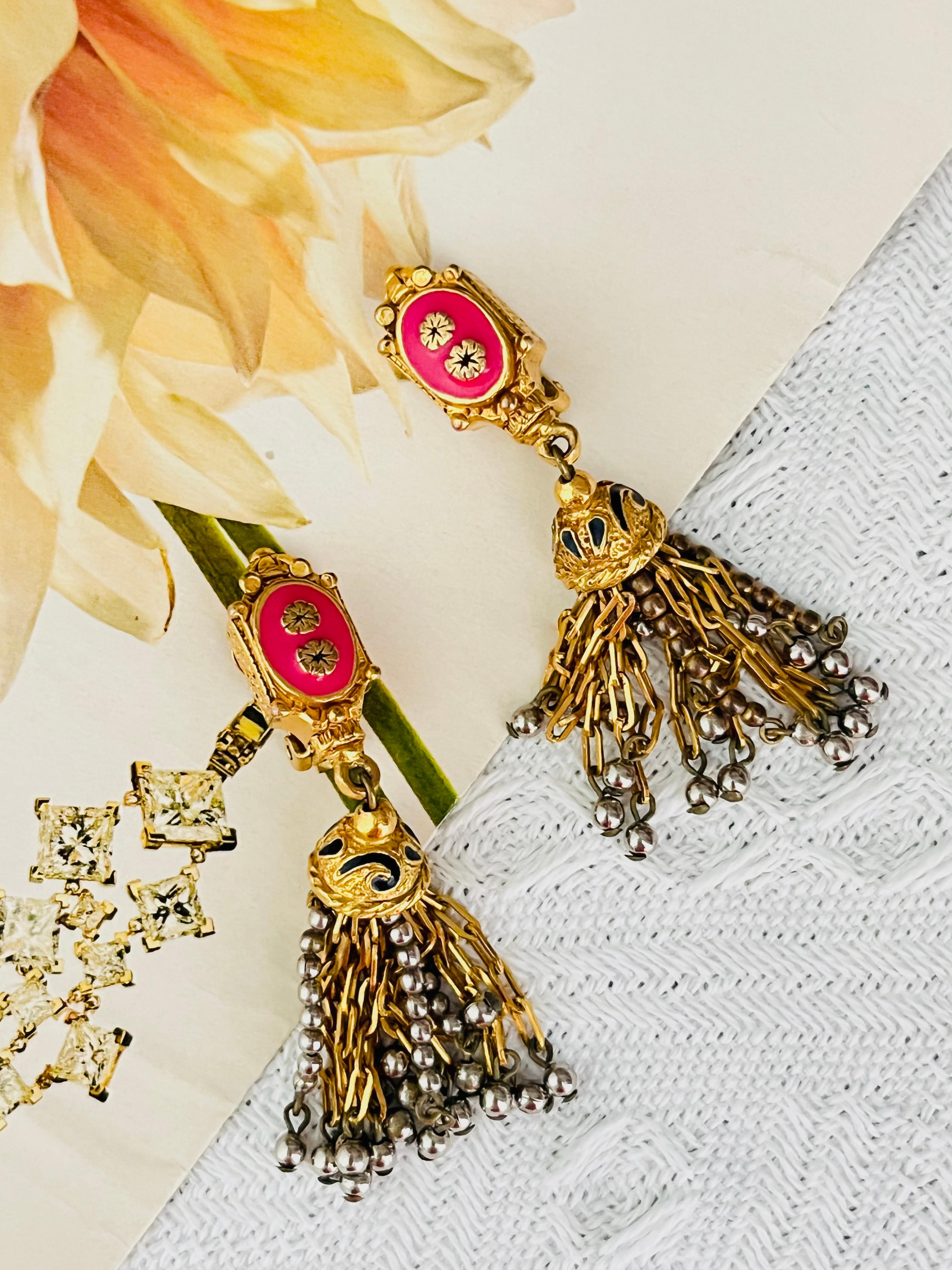 Christian Lacroix Vintage Fuchsia Rosa Glockenturm Blume Perlen Quaste Ohrringe für Damen oder Herren im Angebot