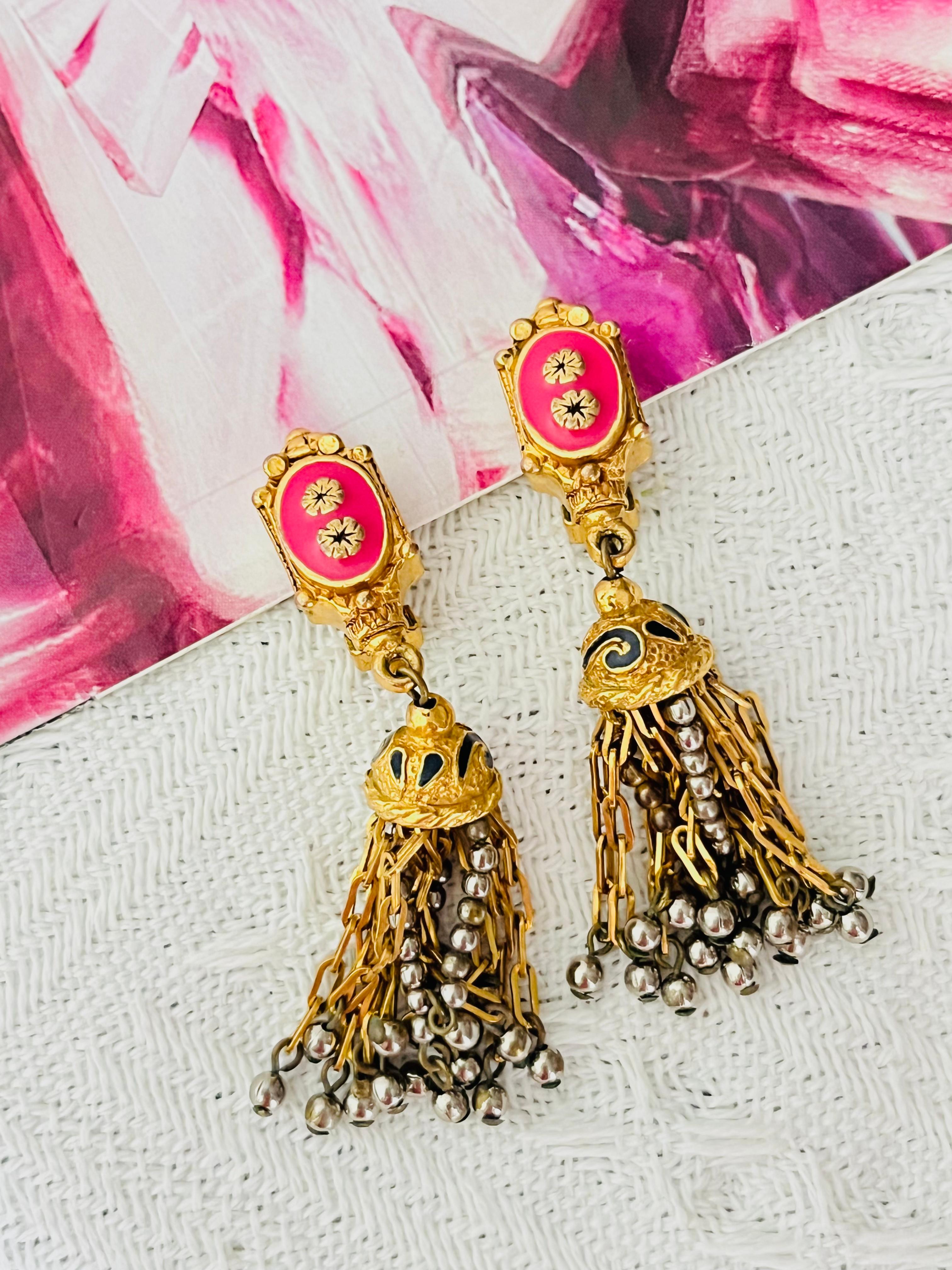 Christian Lacroix Vintage Fuchsia Rosa Emaille Glockenturm Blume Rechteck Perlen Fransen Quaste klobig Aussage elegant Modernist Tropfen baumeln Clip Ohrringe, Gold Silber Ton

Guter Zustand. Leichte Kratzer oder Farbverluste an den Quasten, dennoch