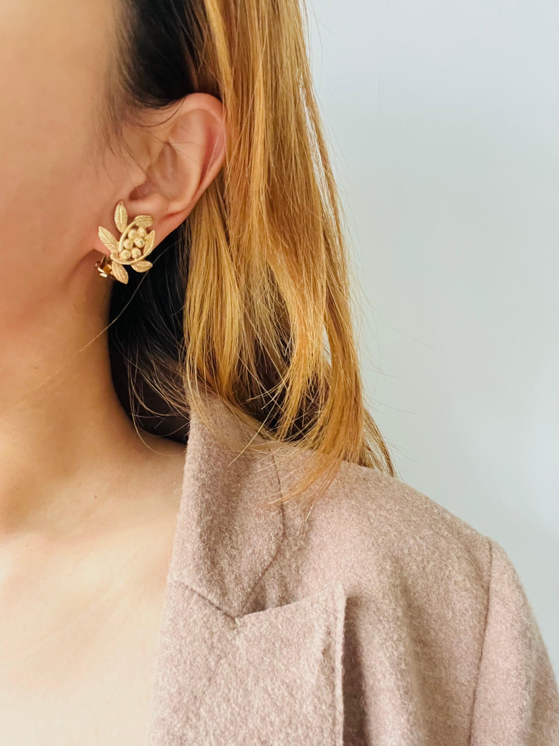 Orecchini a clip in oro con doppia foglia d'ulivo in rilievo, Christian Dior, anni '80. in vendita 1