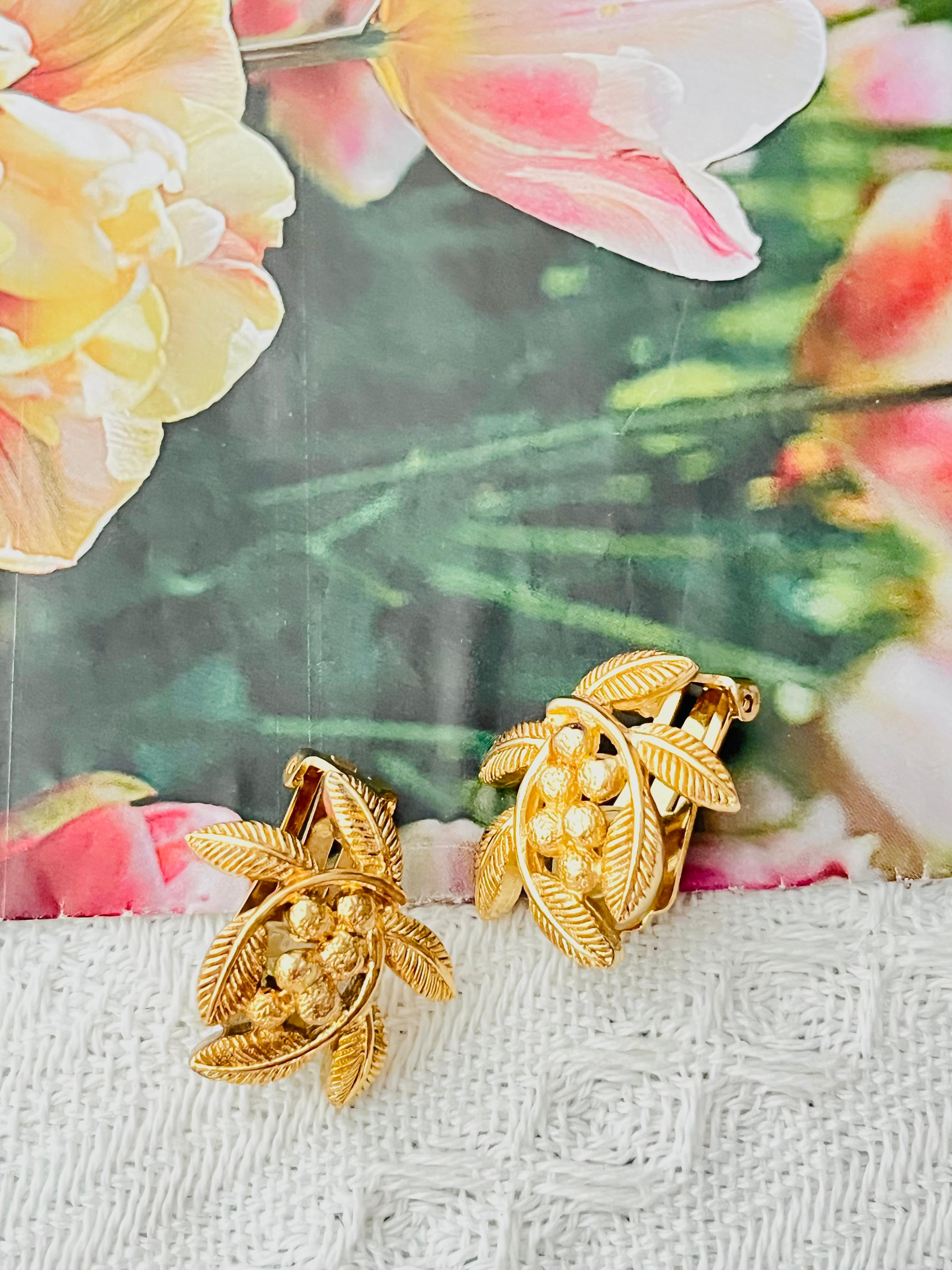 Art Déco Orecchini a clip in oro con doppia foglia d'ulivo in rilievo, Christian Dior, anni '80. in vendita