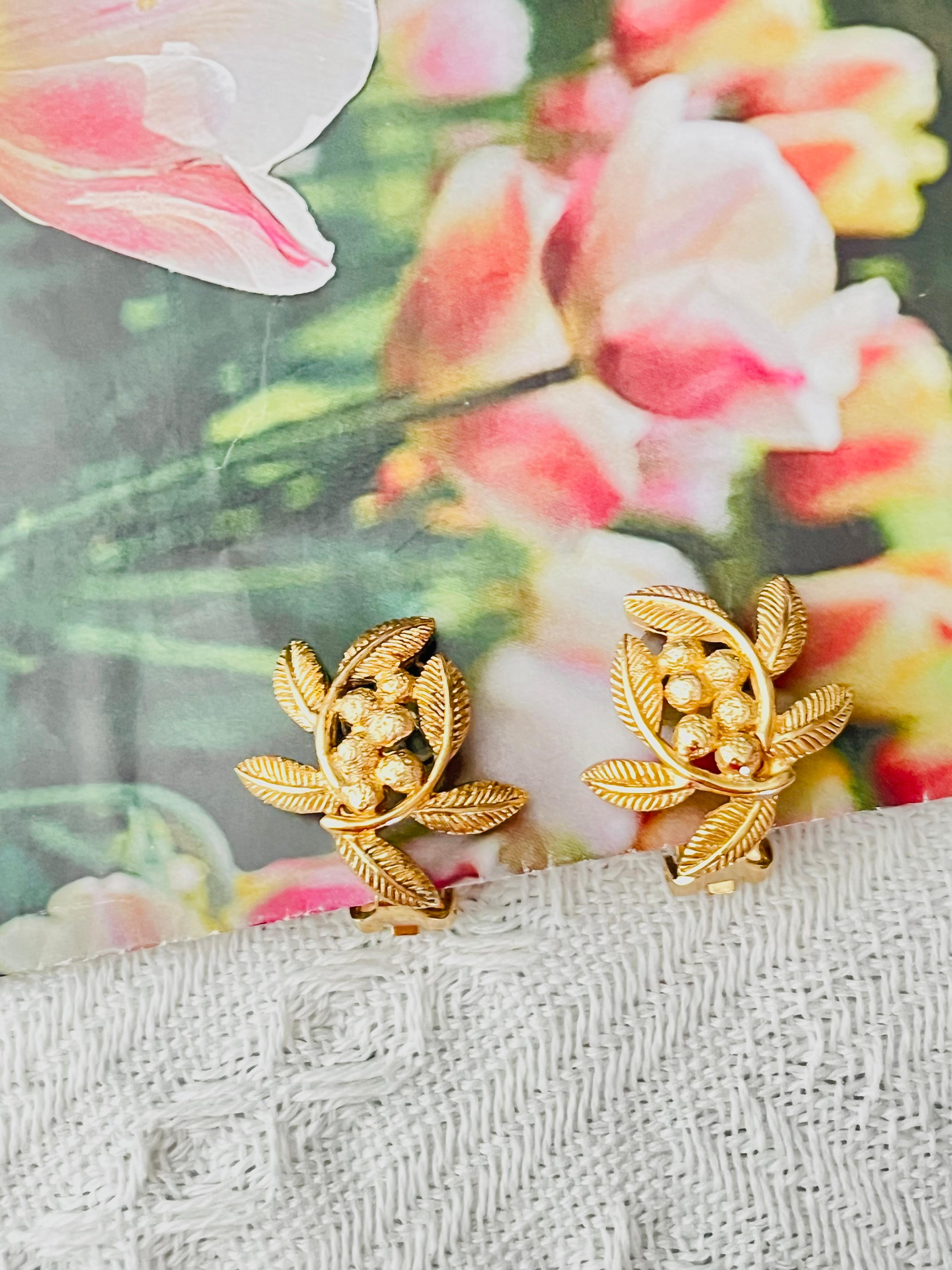Orecchini a clip in oro con doppia foglia d'ulivo in rilievo, Christian Dior, anni '80. In condizioni buone in vendita a Wokingham, England