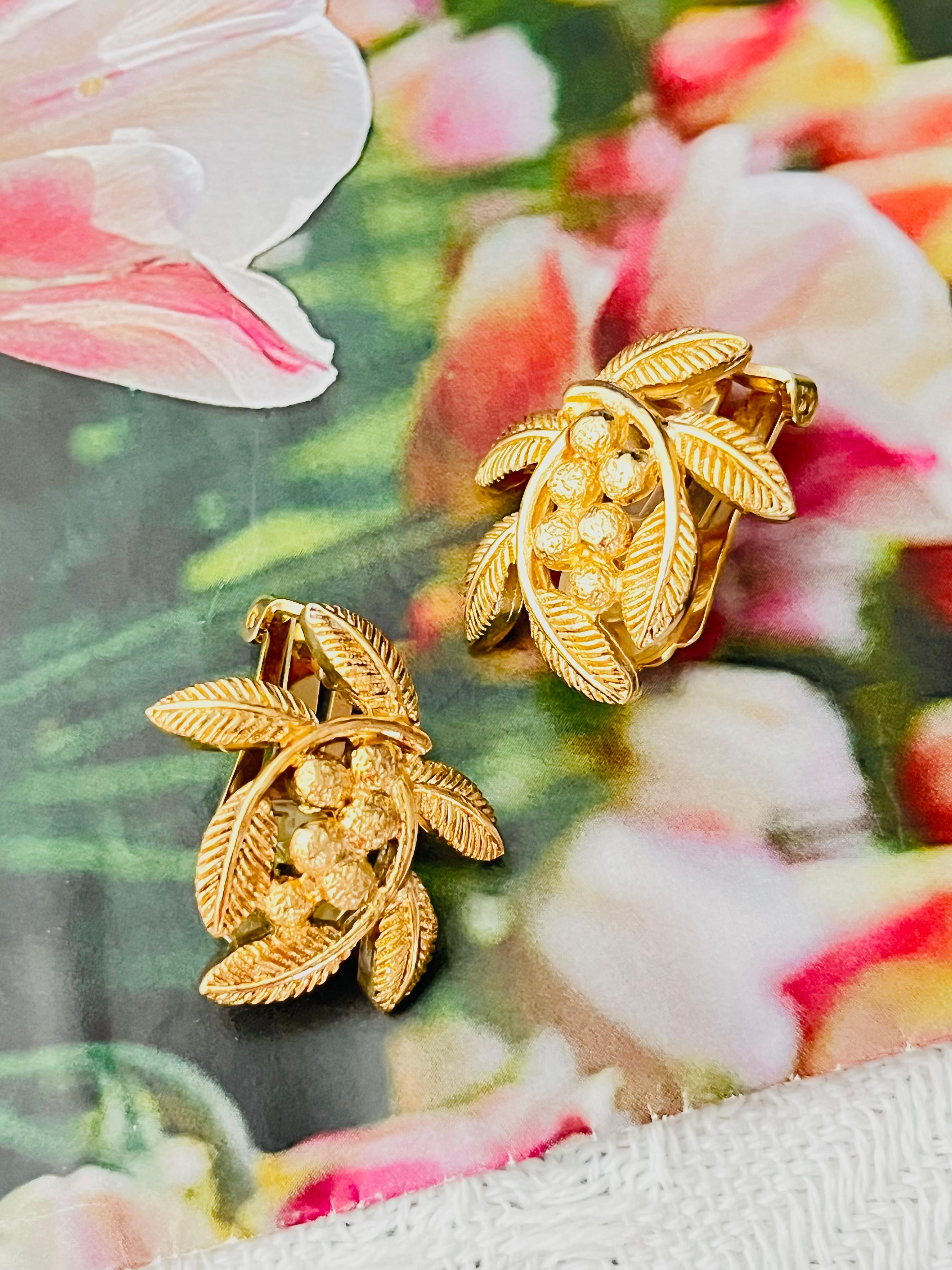 Christian Dior 1980 Vintage Doppia Foglia di Olivo Frutto in Rilievo Eleganti Orecchini a Clip Modernisti, Tono Oro

Ottime condizioni. Un orecchino ha forse bisogno di una pulizia profonda. 100% autentico. 

Un bellissimo paio di orecchini di Chr.
