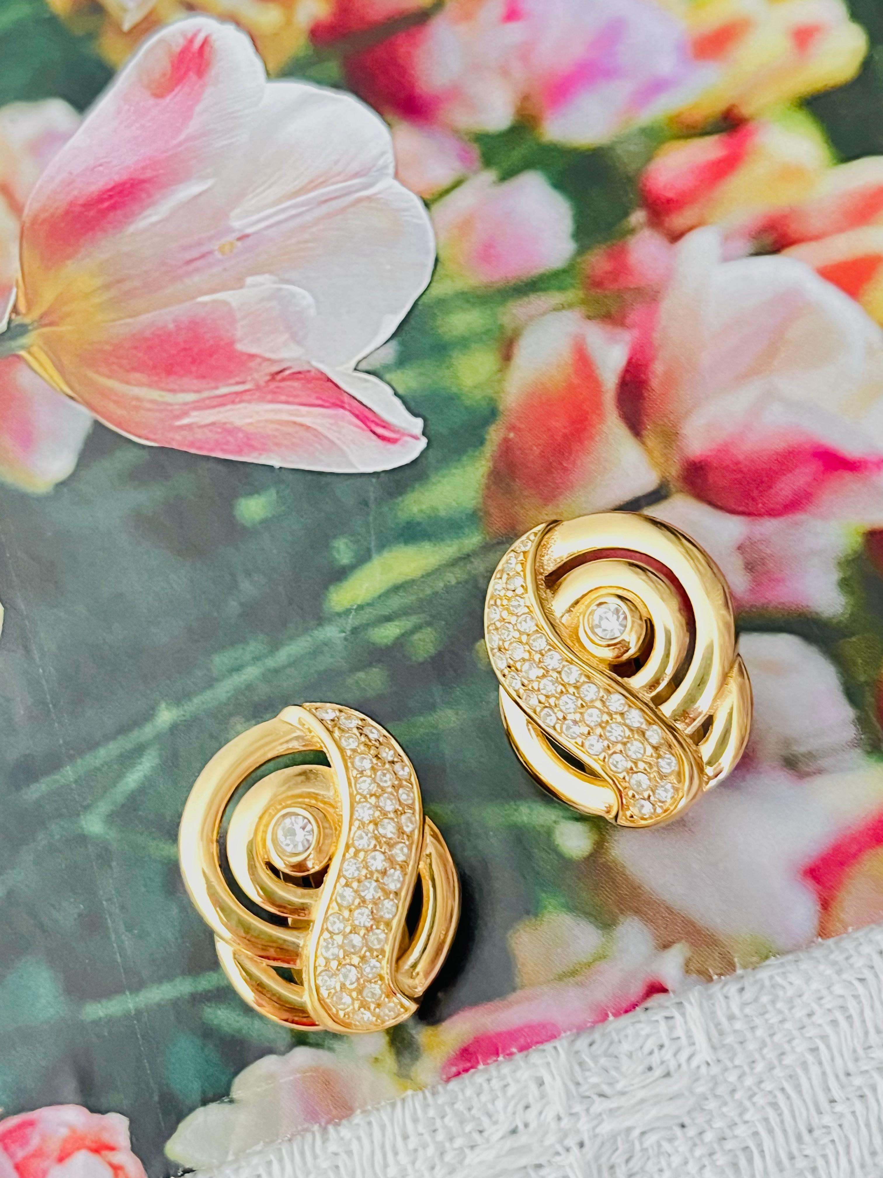 Christian Dior Vintage Music Note Swirl Interlocked Twist Crystals Chunky Statement Elegant Modernist Clip Earrings, Gold Tone

Condizioni eccellenti. Nessuna pietra persa, solo piccole macchie scure sul retro di un orecchino, appena percettibili.