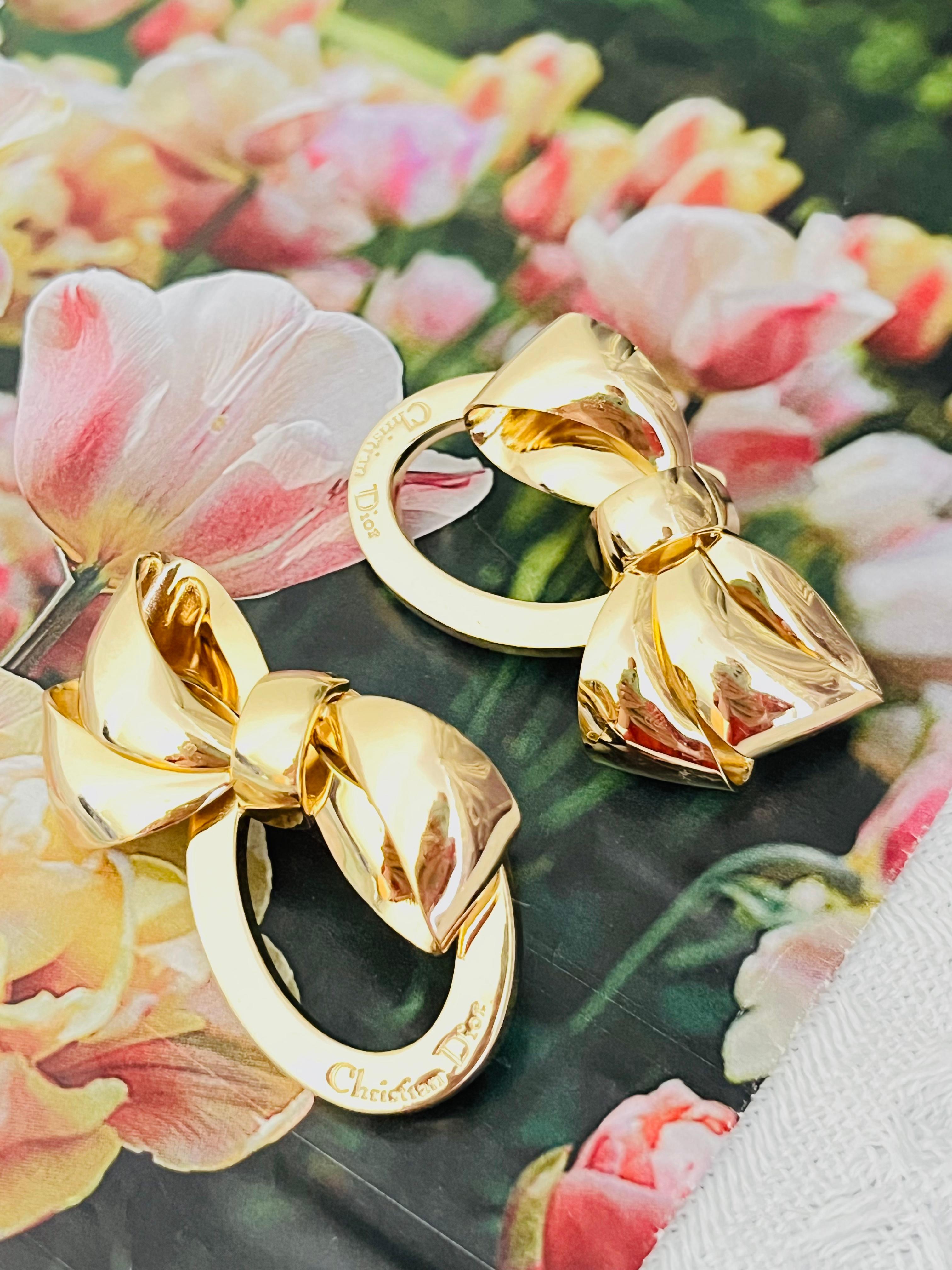 Christian Dior anni '80: enorme fiocco luminoso, nastro ovale, logo Monogram, orecchini a clip eleganti ed eleganti, placcati in oro

Condizioni eccellenti. Non ci sono perdite di colore o graffi. Marcato 'Chr.Dior (C)'. 100% autentico.

Ha circa 50