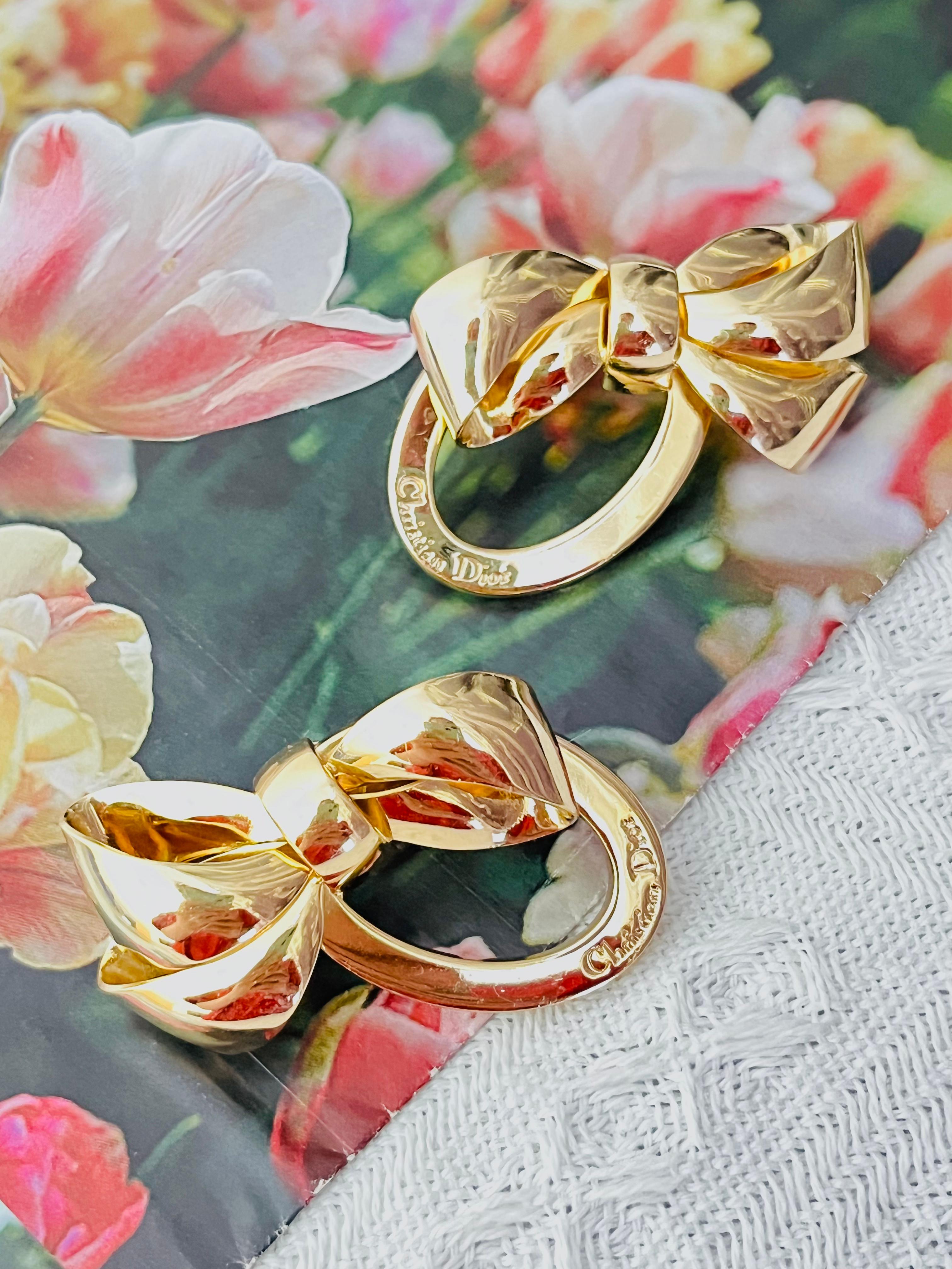 Christian Dior 1980: orecchini a clip con fiocco ovale, nastro ovale, logo e monogramma In condizioni ottime in vendita a Wokingham, England