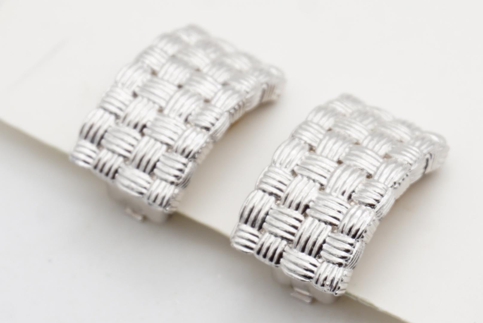 Christian Dior GROSSE 1970s Basket Weave Rectangle Dome Orecchini a clip in argento in vendita 4