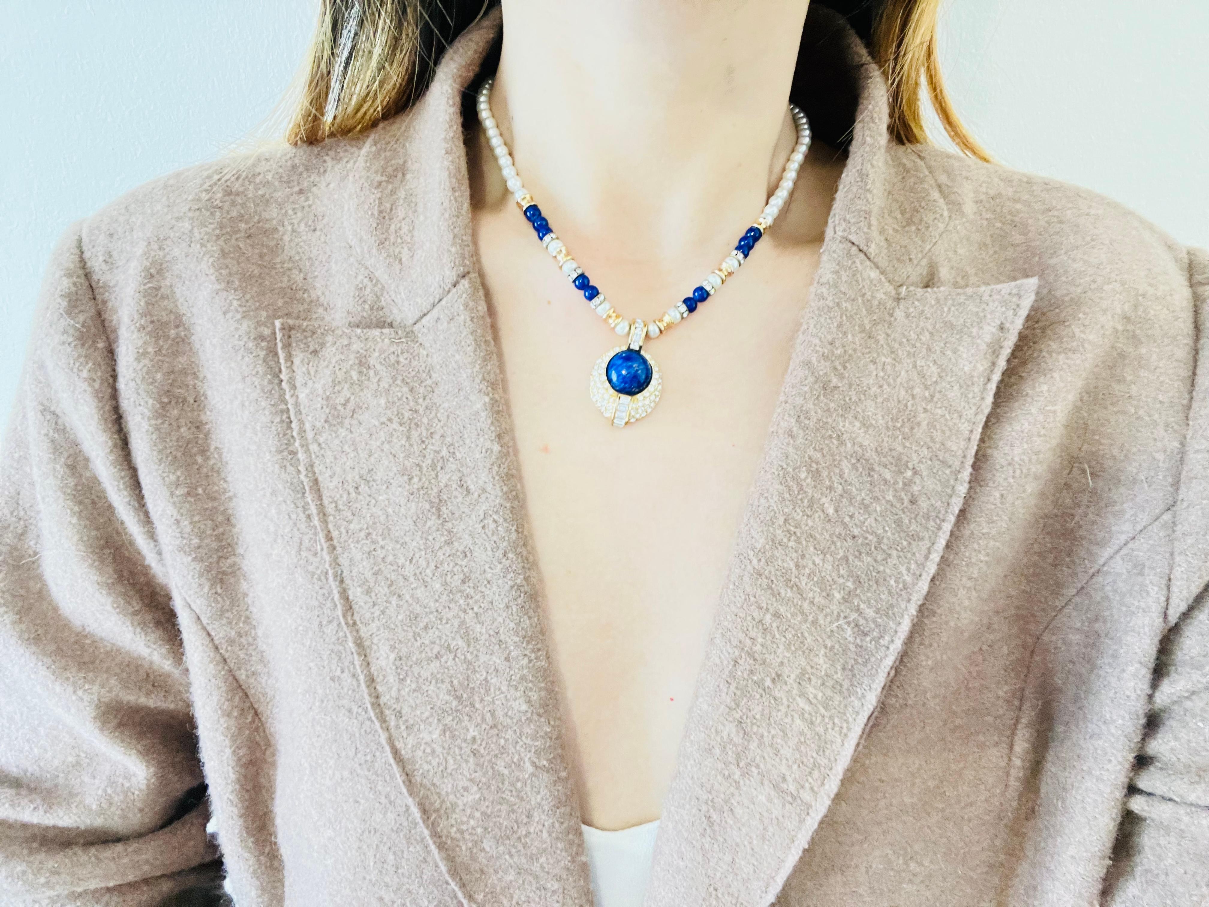 Christian Dior Vintage Años 80 Perlas Blancas Lapislázuli Azul Marino Cabujón Cristales Collar en venta 3