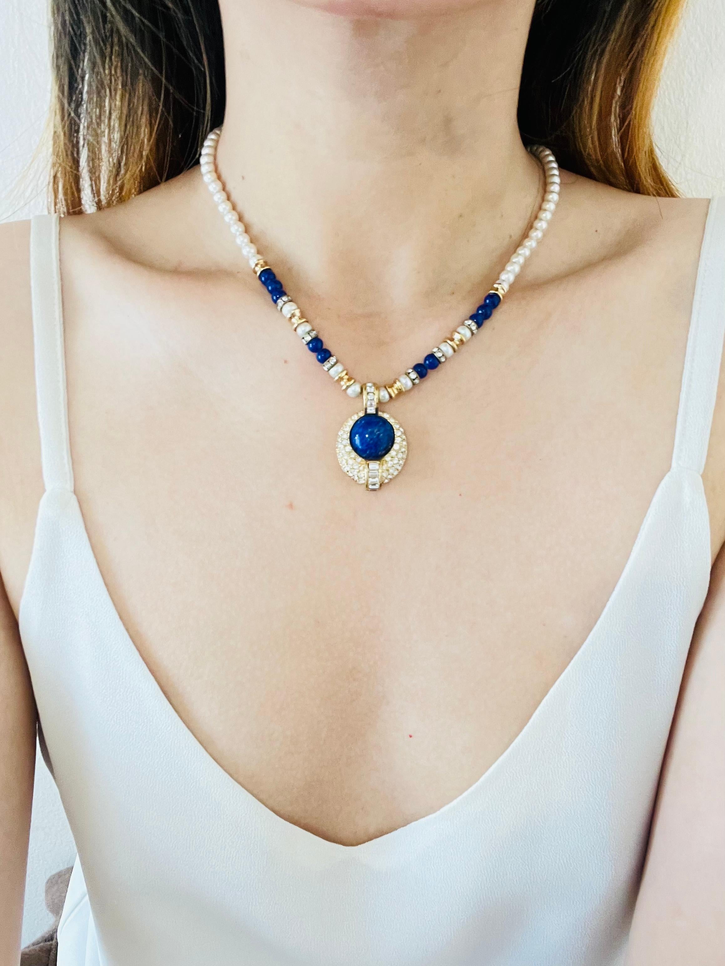 Christian Dior Vintage Años 80 Perlas Blancas Lapislázuli Azul Marino Cabujón Cristales Collar en venta 4