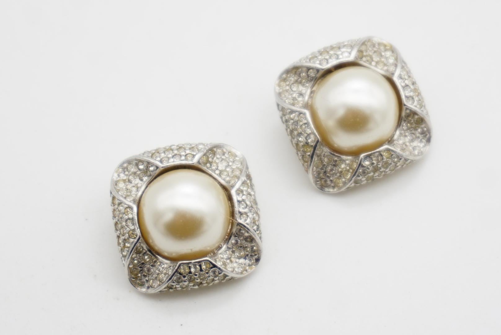 Christian Dior GROSSE Años 70 3D Pendientes de plata redondos de perlas blancas con cristales en forma de cubo en venta 4