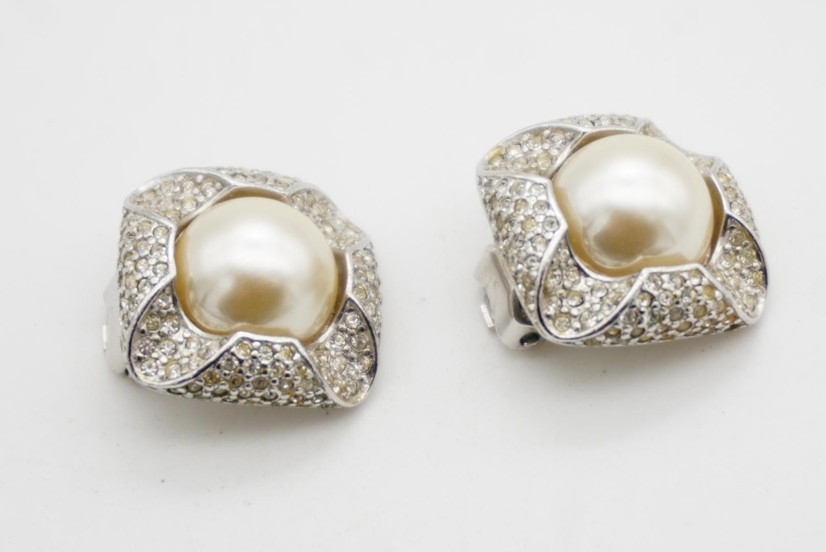 Christian Dior GROSSE Años 70 3D Pendientes de plata redondos de perlas blancas con cristales en forma de cubo en venta 5