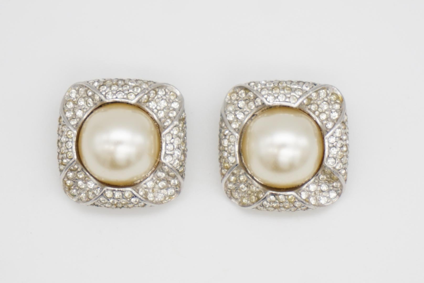 Christian Dior GROSSE Años 70 3D Pendientes de plata redondos de perlas blancas con cristales en forma de cubo en venta 3