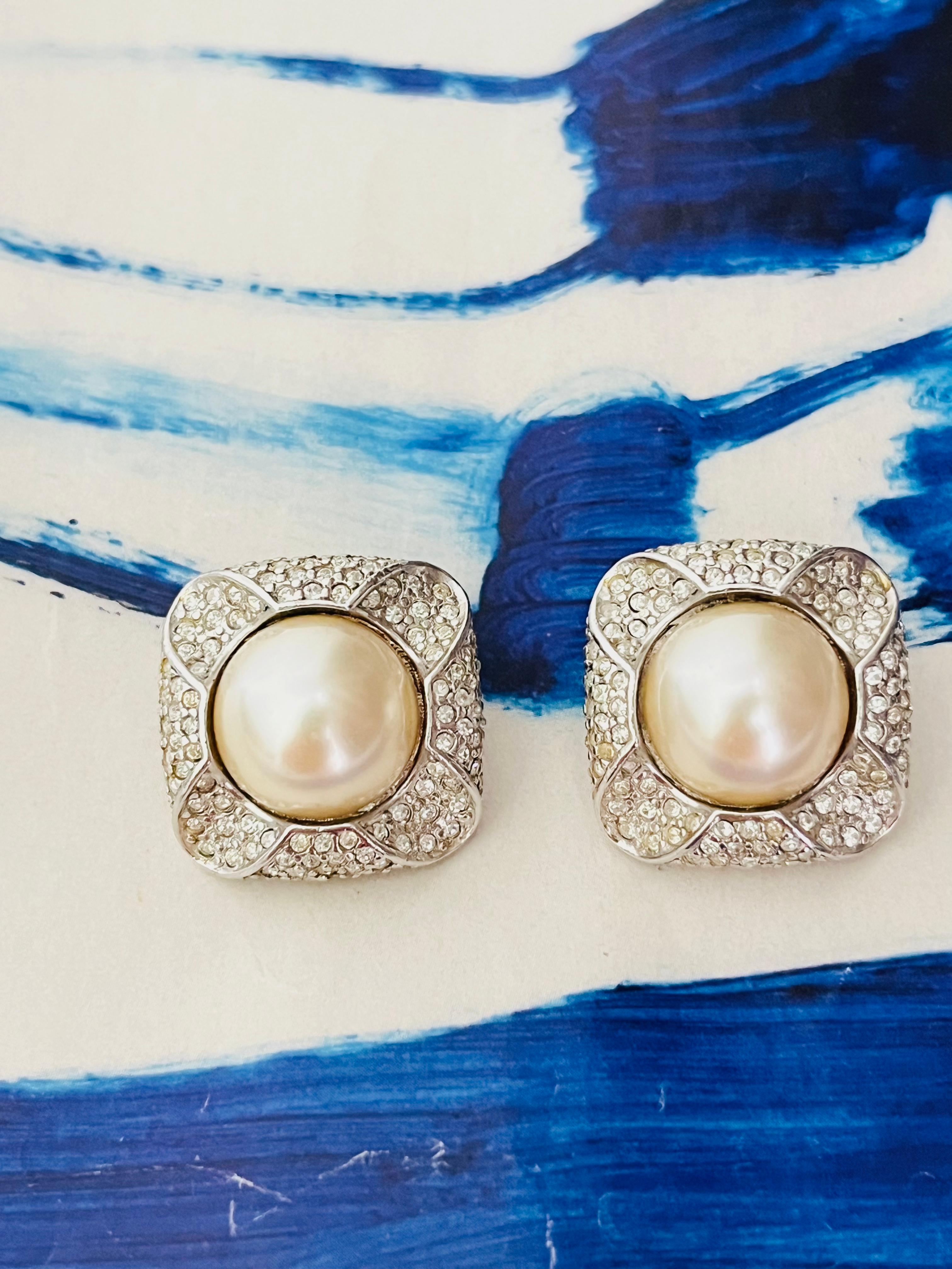 Christian Dior GROSSE Vintage Años 70 3D Blanco Círculo Redondo Perla Cristales Enteros Cubo Cuadrado Elegantes Pendientes de Clip Modernistas, Tono Plata

Muy buen estado. No se pierde ninguna piedra, Todos los cristales brillan. Quizá algunos