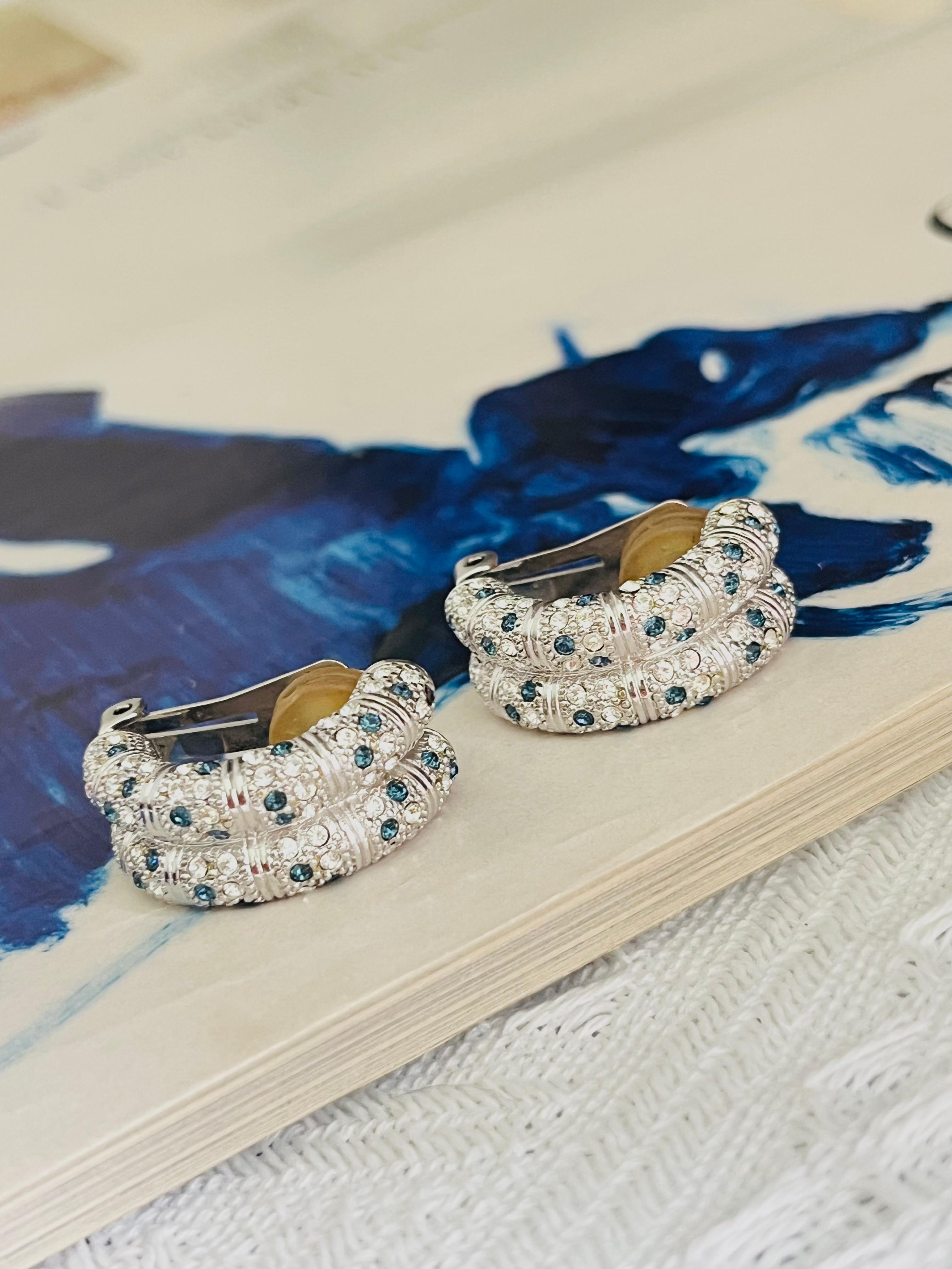 Christian Dior GROSSE 1970s Zaffiro Clear Crystals Dome Orecchini a clip in argento In condizioni ottime in vendita a Wokingham, England