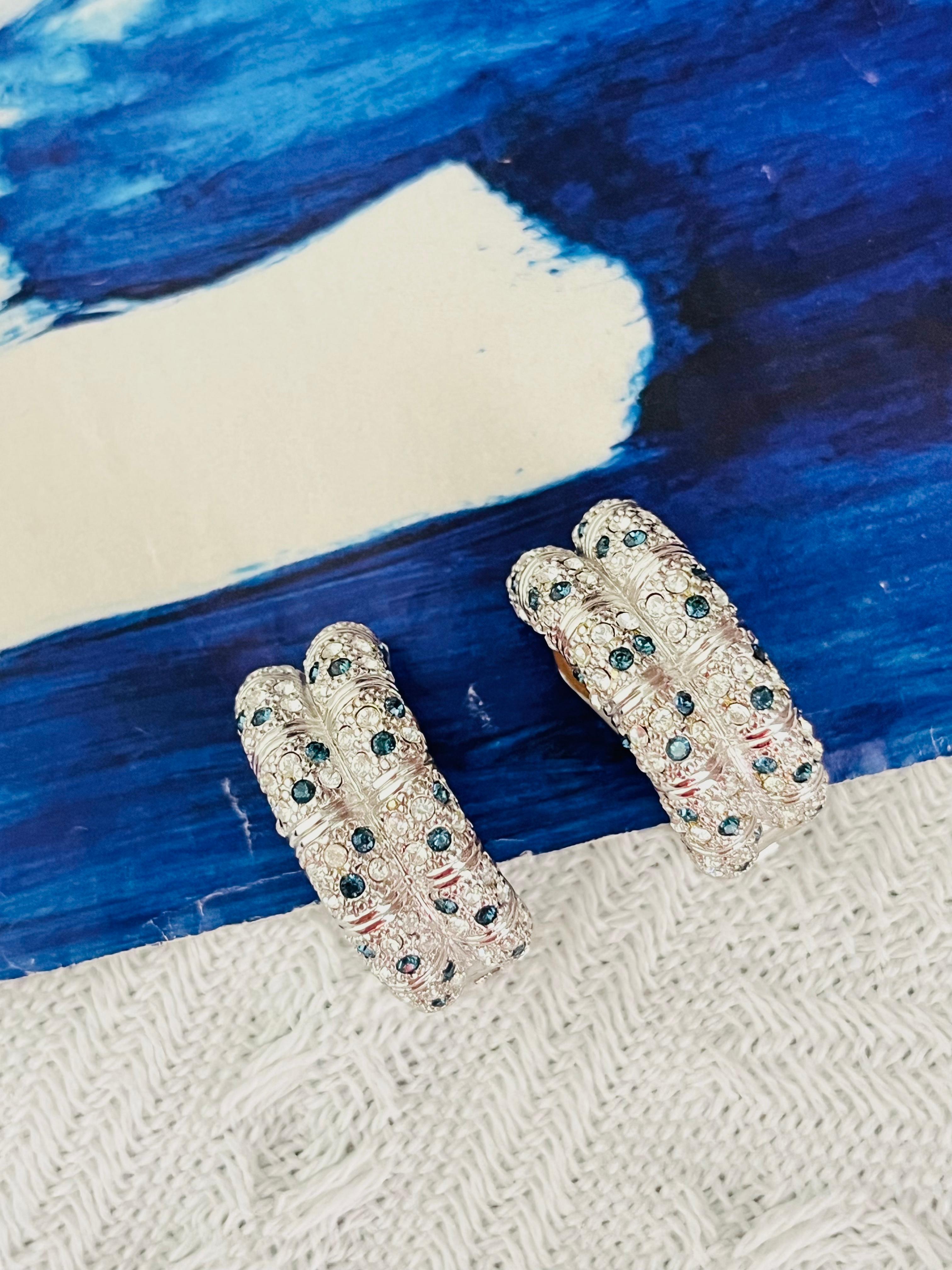 Christian Dior GROSSE 1970s Vintage Textured Double Sapphire Clear Navy Blue Crystals Hoop Dome Chunky Elegant Modernist Clip Earrings, Silver Tone

Condizioni eccellenti. Nessuna pietra persa, tutti i cristalli brillano. Forse qualche leggero