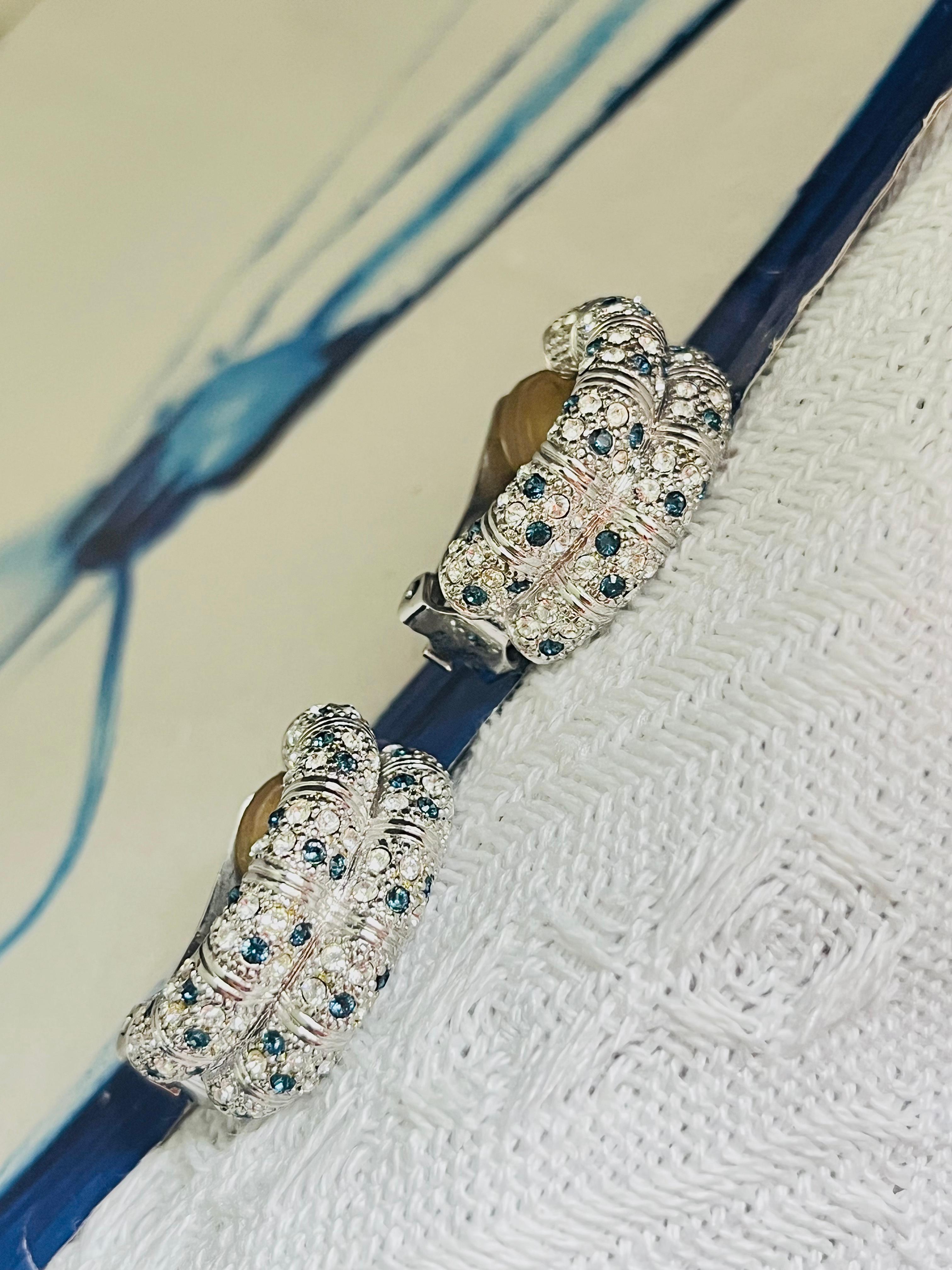 Art Déco Christian Dior GROSSE 1970s Zaffiro Clear Crystals Dome Orecchini a clip in argento in vendita