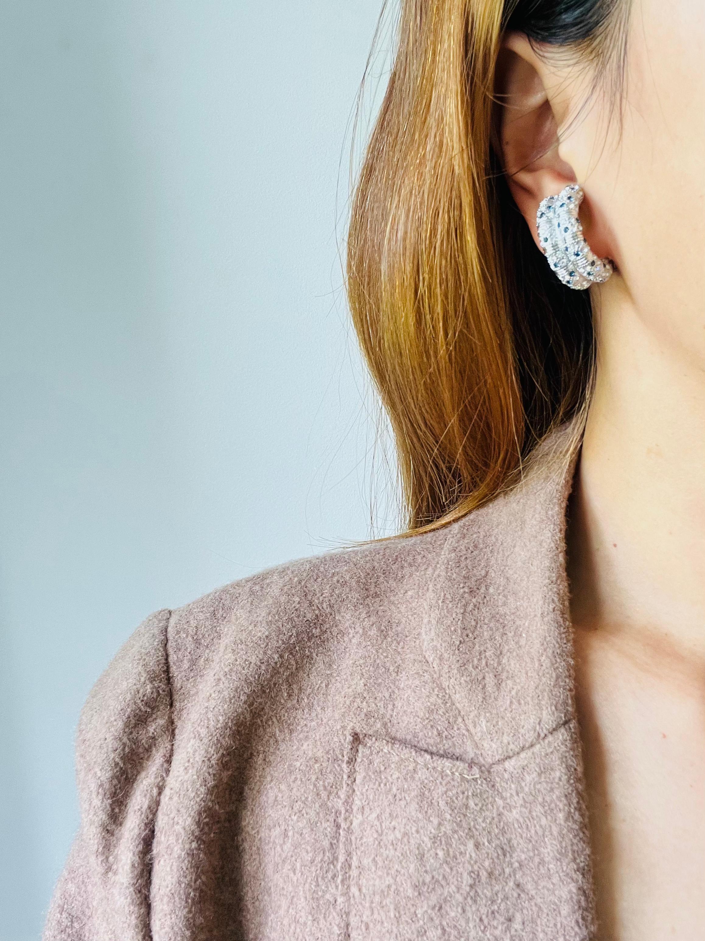 Christian Dior GROSSE 1970s Zaffiro Clear Crystals Dome Orecchini a clip in argento in vendita 1