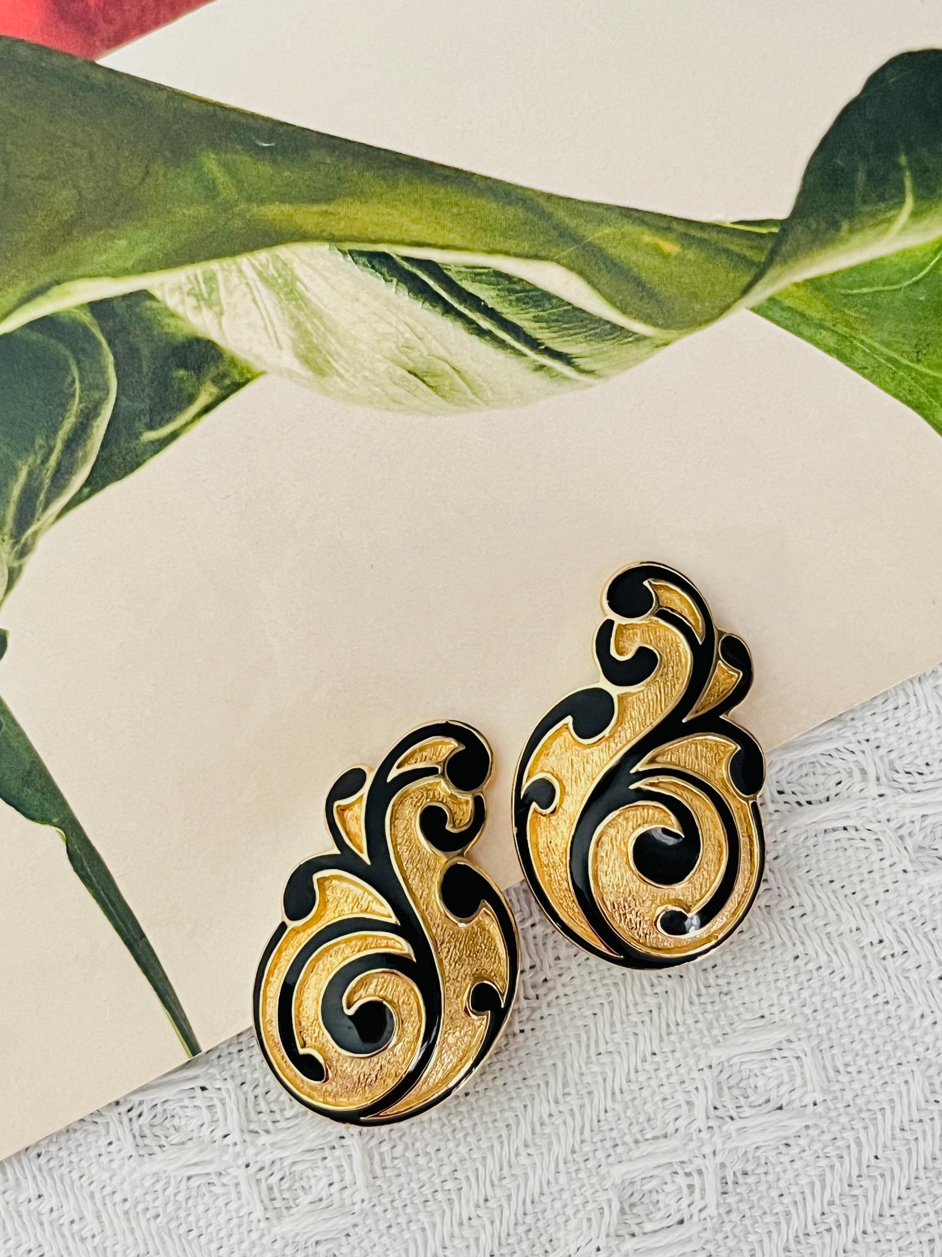 Art Déco Christian Dior GROSSE Orecchini a clip grandi con smalto nero e foglie arricciate di vino in vendita