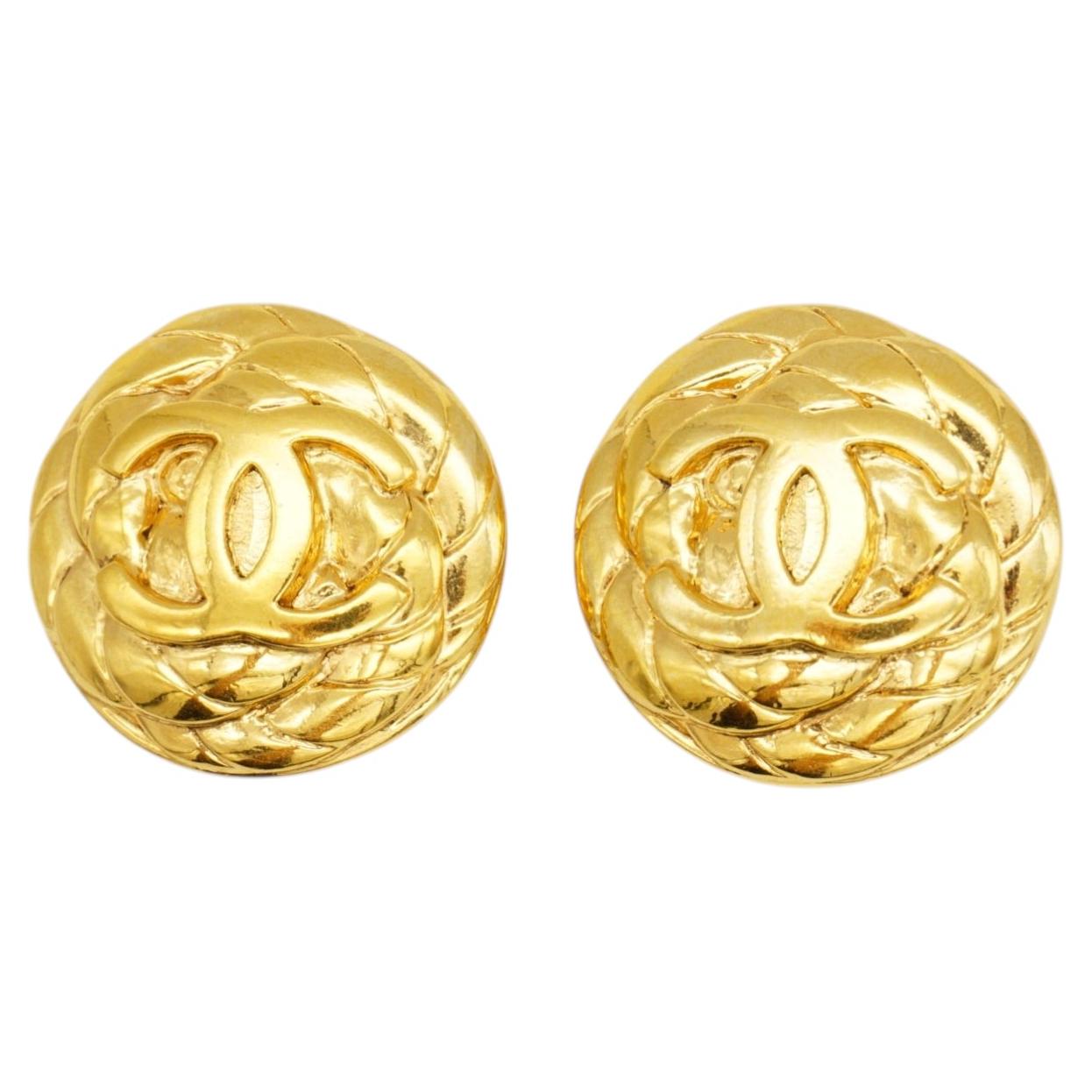 Chanel Vintage 1996 – Kultige, goldfarbene, matelassé-gesteppte CC-Coco-Ohrringe in runder Form im Angebot