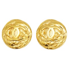 Pendientes redondos «Coco» de Chanel Vintage de 1996, con el emblemático diseño matelassé acolchado dorado y el motivo CC